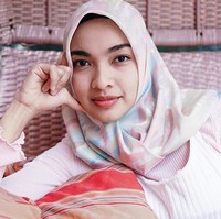 Wanita cantik nan eksotis Tika Bravani memutuskan untuk berhijab setelah pulang umrah awal Maret 2018. Meski berhijab, Tika tetap eksis berakting di sejumlah sinetron. Foto: Dok. Instagram/tikabravani