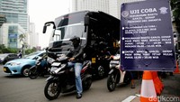 Hari ini, Senin (23/4/2018) Pemprov DKI Jakarta melakukan uji coba memajukan jadwal pemberlakukan ganjil-genap di kawasan Bundaran HI, Jakarta.