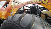 Sesuai dengan perhitungannya, kalau mobil menyala hampir selama 15 menit tanpa harus berjalan El Toro Loco sudah meminum bahan bakar bensin ataupun alkohol sampai 30-35 liter. Foto: Ruly Kurniawan