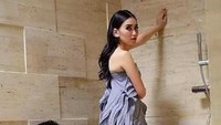 Simple berpose di ruangan mandi. Foto: Instagram/diaryfashionstyle