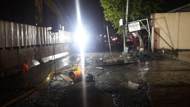 Jalan di sekitar pipa bocor ditutup