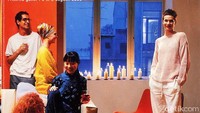 Katalog IKEA tahun 2000 menampilkan sekumpulan anak muda. Pinterest/Istimewa.