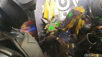 Batman memainkan game Age of Valor (AoV). Foto: Muhammad Alif Goenawan/detikINET