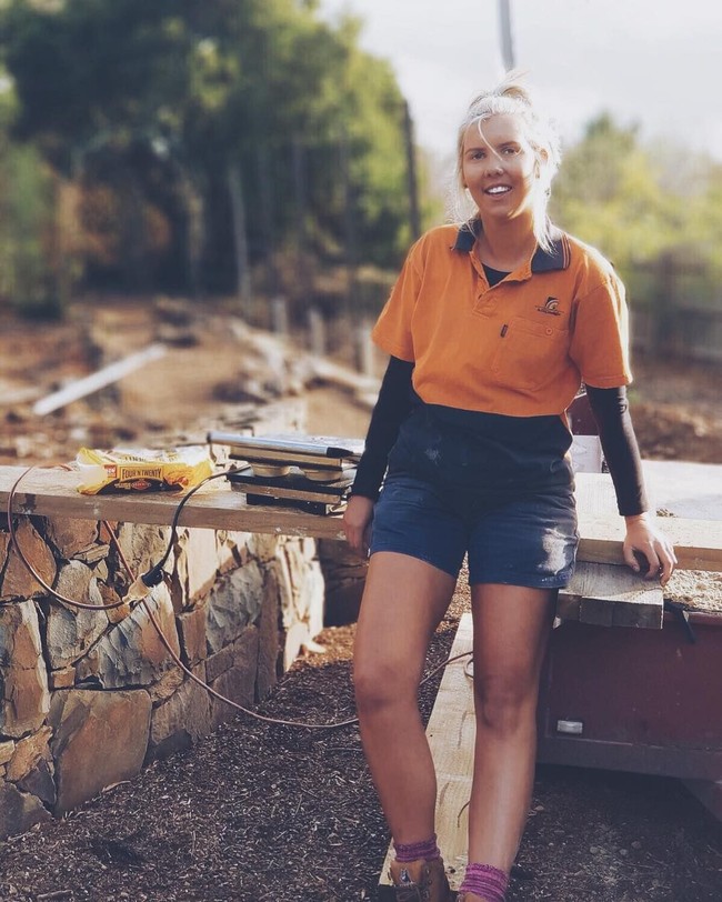 Aku suka menggunakan tanganku dan memutuskan itu yang ingin aku lakukan. Aku adalah wanita pertama yang masuk ke Tafe. Setelah 140 aplikasi aku mulai pekerjaan tukang ledeng atap, lanjut Aimee. Foto: Instagram Aimee Stanton