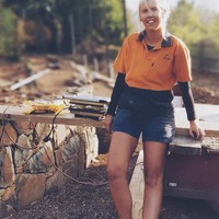 Aku suka menggunakan tanganku dan memutuskan itu yang ingin aku lakukan. Aku adalah wanita pertama yang masuk ke Tafe. Setelah 140 aplikasi aku mulai pekerjaan tukang ledeng atap, lanjut Aimee. Foto: Instagram Aimee Stanton