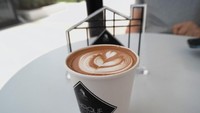 Tidak lengkap rasanya berkunjung ke Palladium tanpa menicipi secangkir latte hangat yang menjadi menu andalan di sini. Foto: Shin Hailey