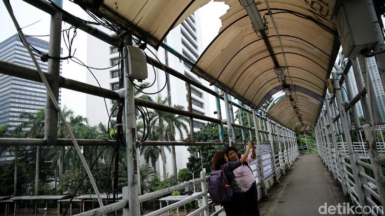 Sandi Minta JPO Tak Terawat di Sudirman Harus Diperbaiki Sandi Minta JPO Tak Terawat di Sudirman Harus Diperbaiki