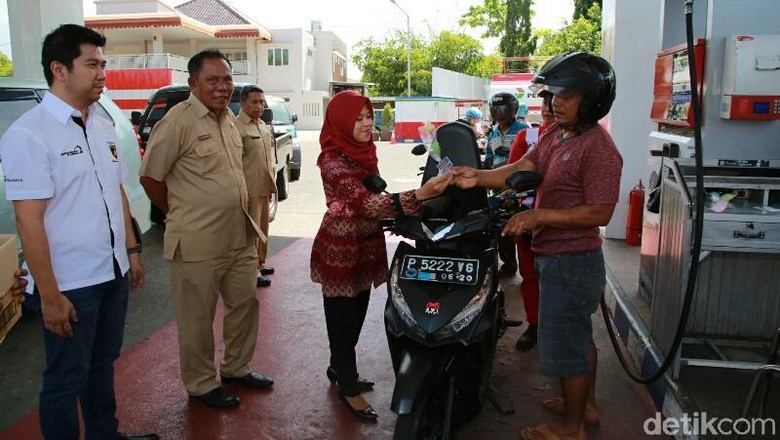PNS Banyuwangi Bagi-bagi Bunga di SPBU, Ada Apa Ya? PNS Banyuwangi Bagi-bagi Bunga di SPBU, Ada Apa Ya?