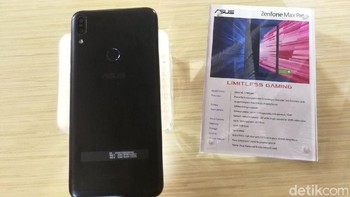 Terdapat sensor sidik jari di bagian belakangnya. Foto: Muhammad Alif Goenawan/detikINET