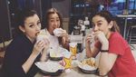 Pose Cantik dan Seksi Kimberly Ryder Saat Makan Pastry hingga Crepes