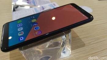 Sedangkan kamera depannya punya konfigurasi kamera utama 20 MP Sony IMX376 f/2.0 ditambah dengan kamera kedua untuk foto sudut pandang 120 derajat. Foto: Muhammad Alif Goenawan/detikINET
