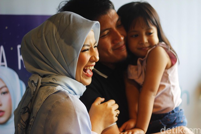 Pada acara tersebut, hadir pula sang suami Desta. Meski mengaku tidak romantis, terlihat kebersamaan keluarga kecil mereka yang hangat. Foto: Silmia Putri/Wolipop