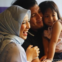 Pada acara tersebut, hadir pula sang suami Desta. Meski mengaku tidak romantis, terlihat kebersamaan keluarga kecil mereka yang hangat. Foto: Silmia Putri/Wolipop