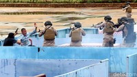 Ia menjelaskan AVV Tim melakukan pengecekan terhadap kesiapan pasukan Kepolisian Republik Indonesia (Polri) di Cikeas, Jawa Barat pada Senin (23/4/2018).