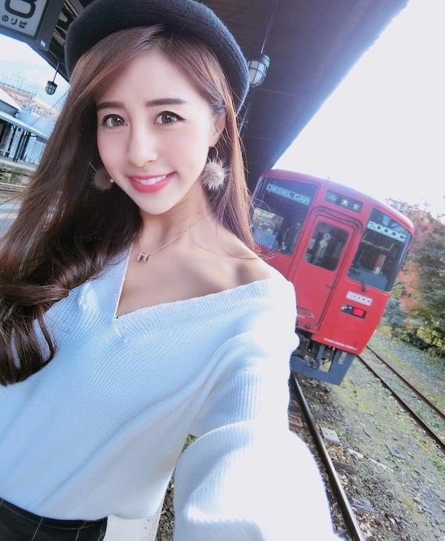 Mengenakan makeup natural flawless dengan perona bibir pink ini bikin pria jatuh hati. Foto: Instagram @love_ritakao