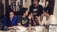 Ditemani susu cokelat dan irisan roti putih, Dimas sarapan sekaligus mengafalkan skrip dialog ditengah proses syuting. Foto: Instagram @dimsanggara