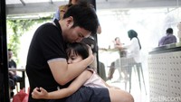 Lucunya Megumi yang sedikit malu kala berhadapan dengan juru foto.