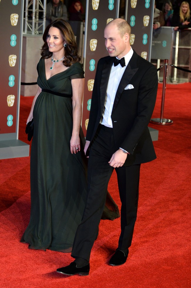 Kate Middleton tampil cantik dan elegan berbalut gaun off the shoulder Jenny Packham di ajang BAFTA. Foto: Dok. Getty Images