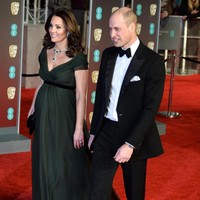 Kate Middleton tampil cantik dan elegan berbalut gaun off the shoulder Jenny Packham di ajang BAFTA. Foto: Dok. Getty Images