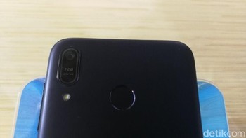 Punya kamera belakang 13 MP dengan aperture f/2.0 dan kamera depan 5 MP. Selain itu punya kapasitas baterai 4.000 mAh, punya dukungan 4G LTE, dan berjalan di sistem operasi Androis 8.0 Oreo. Foto: Muhammad Alif Goenawan/detikINET