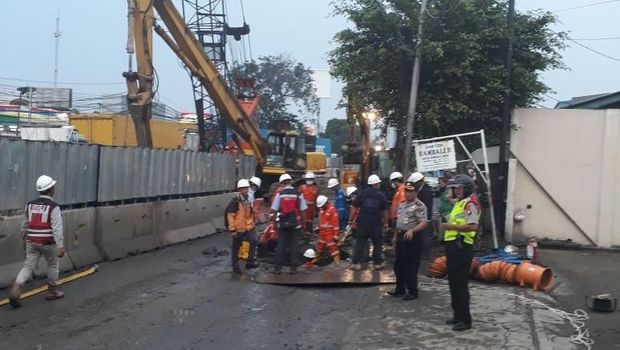 Petugas menangani pipa bocor di Cakung