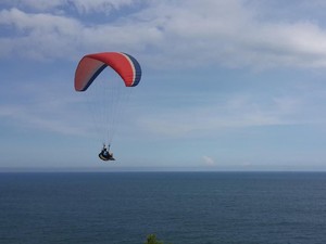 Serunya Menikmati Panorama Pantai Buyutan dengan Paralayang