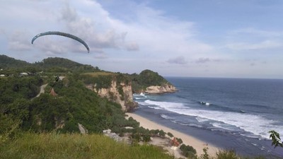 Foto: Paralayang di Pantai Pacitan, Dahsyat!