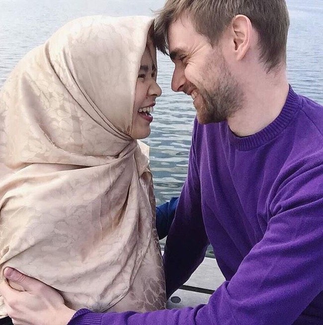 Merayakan hari jadi pernikahan mereka di Paris, Ruppert menuliskan betapa bangganya ia menyebut Adin sebagai istrinya. Foto: Instagram