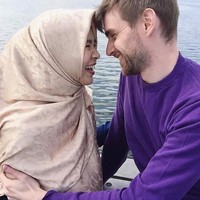 Merayakan hari jadi pernikahan mereka di Paris, Ruppert menuliskan betapa bangganya ia menyebut Adin sebagai istrinya. Foto: Instagram