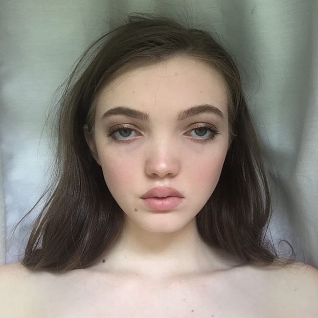 Sekilas Ellia Sophia punya tampilan wajah, terutama mata yang sayu. Namun hal tersebut membuatnya jadi model laris yang bekerja untuk Vogue hingga sejumlah panggung peragaan.  Foto: Instagram