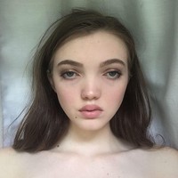 Sekilas Ellia Sophia punya tampilan wajah, terutama mata yang sayu. Namun hal tersebut membuatnya jadi model laris yang bekerja untuk Vogue hingga sejumlah panggung peragaan.  Foto: Instagram