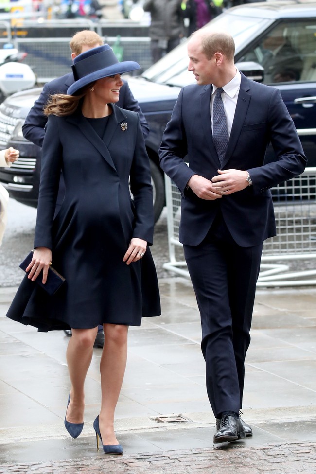 Palet navy menjadi pilihan Kate Middleton dan Pangeran William untuk menghadiri Commonwealth Day di Westiminster Abbey. Foto: Dok. Getty Images