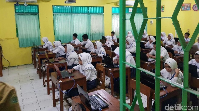 Mendikbud: Peserta UNBK SMP Melonjak, Server Sempat Overload Mendikbud: Peserta UNBK SMP Melonjak, Server Sempat Overload