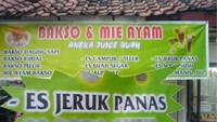 Es jeruk harusnya dingin ya, kalo yang ini ada es jeruk panas dingin. Nama menunya es jeruk panas. Gimana ya rasanya? Foto: Istimewa