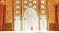 Kecantikan interior Masjid Hassan II sudah tidak perlu diragukan lagi. Bikin kagum banget. (Instagram/@rithakar)