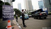 Untuk pagi hari, ganjil-genap dimulai pukul 06.00 WIB hingga pukul 10.00 WIB yang semula dimulai pukul 07.00 WIB.