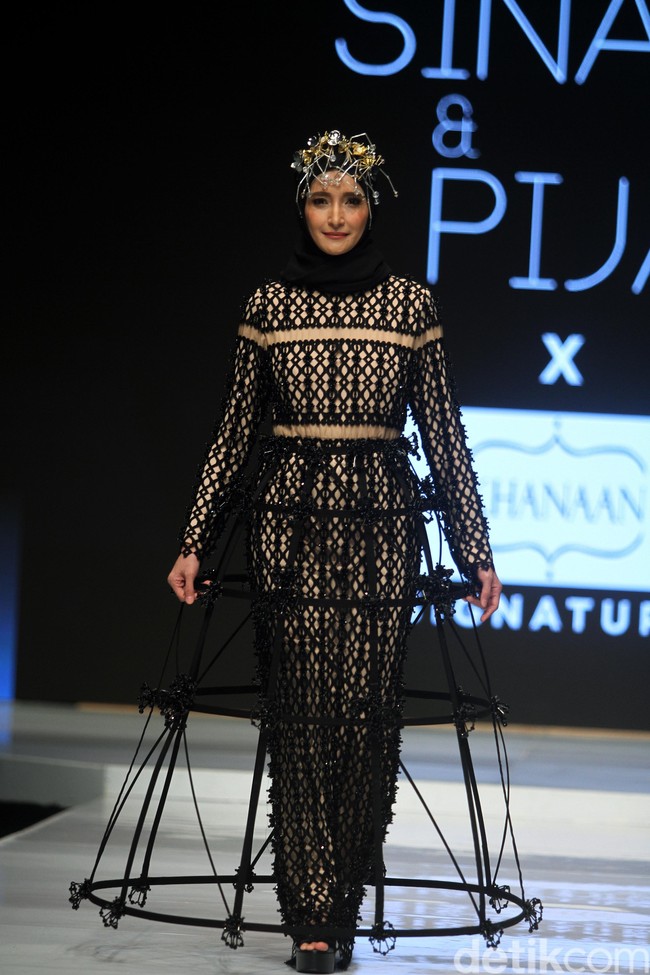 Selain Ririn Ekawati, dalam fashion show yang digelar di Jakarta Convention Center akhir pekan kemarin itu, tampil juga aktris Inneke Koesherawati. Foto: Mohammad Abduh/Wolipop