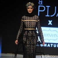 Selain Ririn Ekawati, dalam fashion show yang digelar di Jakarta Convention Center akhir pekan kemarin itu, tampil juga aktris Inneke Koesherawati. Foto: Mohammad Abduh/Wolipop