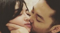 Namun sebelumnya Dewi Perisik mendapatkan nyinyiran dari netizen soal foto bermesraanya di posting di media sosial. Foto: Dok. Instagram/anggawijaya88