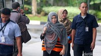 Tri Yudiani dan Sulik Lestyowati tiba dengan mengenakan rompi tahanan KPK.