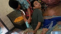 Engkus (30) ialah penyandang disabilitas. Sejak kecil kedua tangan dan sebagian tubuhnya tidak berfungsi dengan baik. Keterbatasan itu tidak membuatnya minder, dia tetap ceria menjalani hidup. (Foto: Syahdan Alamsyah/detikcom).