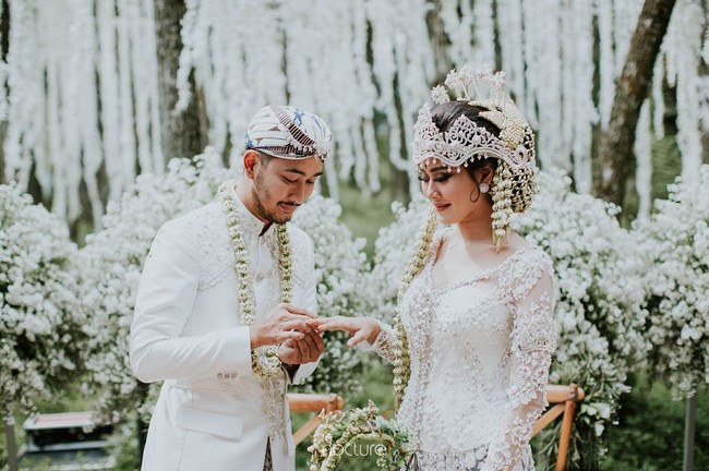 Tidak hanya di jalanan menuju meja akad, penempatan bunga serba putih juga menjadi latar akad nikah Syahnaz dan Jeje. Foto: Dok. Instagram/Nocture