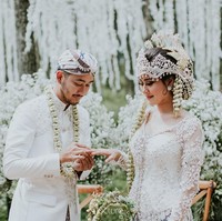 Tidak hanya di jalanan menuju meja akad, penempatan bunga serba putih juga menjadi latar akad nikah Syahnaz dan Jeje. Foto: Dok. Instagram/Nocture
