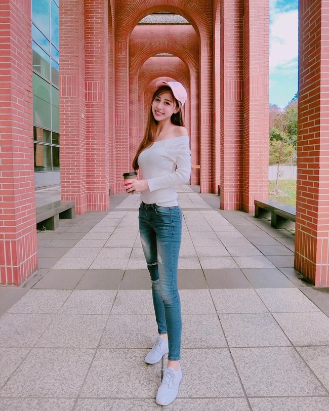 Tampil kasual dengan jeans, Rita pun tampak memesona dan memukau. Foto: Instagram @love_ritakao