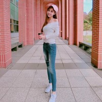 Tampil kasual dengan jeans, Rita pun tampak memesona dan memukau. Foto: Instagram @love_ritakao