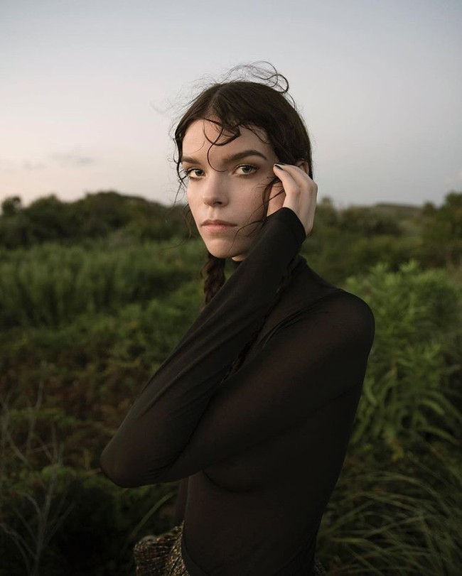 Meghan Collison punya kecantikan unik dengan bentuk wajahnya yang lonjong dan cenderung tak feminin. Wanita yang pernah bekerja untuk Dolce & Gabbana, Marc Jacobs, Prada, Valentino, Givenchy, hingga Louis Vuitton ini juga memiliki mata yang memikat. Foto: Instagram