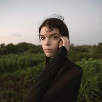 Meghan Collison punya kecantikan unik dengan bentuk wajahnya yang lonjong dan cenderung tak feminin. Wanita yang pernah bekerja untuk Dolce & Gabbana, Marc Jacobs, Prada, Valentino, Givenchy, hingga Louis Vuitton ini juga memiliki mata yang memikat. Foto: Instagram