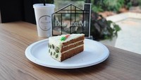 Sedang tidak ingin meminum kopi? Sepotong kue manis dan legit ini bisa jadi teman bersantai Anda di sore hari. Foto: Shin Hailey