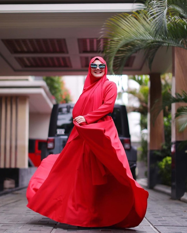 Lady in red. Busana serba merah membuat penampilan Sarita stunning dan menarik atensi. Foto: Instagram/@queen_saritaabdulmukti