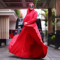 Lady in red. Busana serba merah membuat penampilan Sarita stunning dan menarik atensi. Foto: Instagram/@queen_saritaabdulmukti
